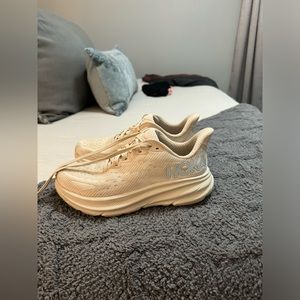 Hoka Clifton 9 tennis shoes. Size 7. In great condition!